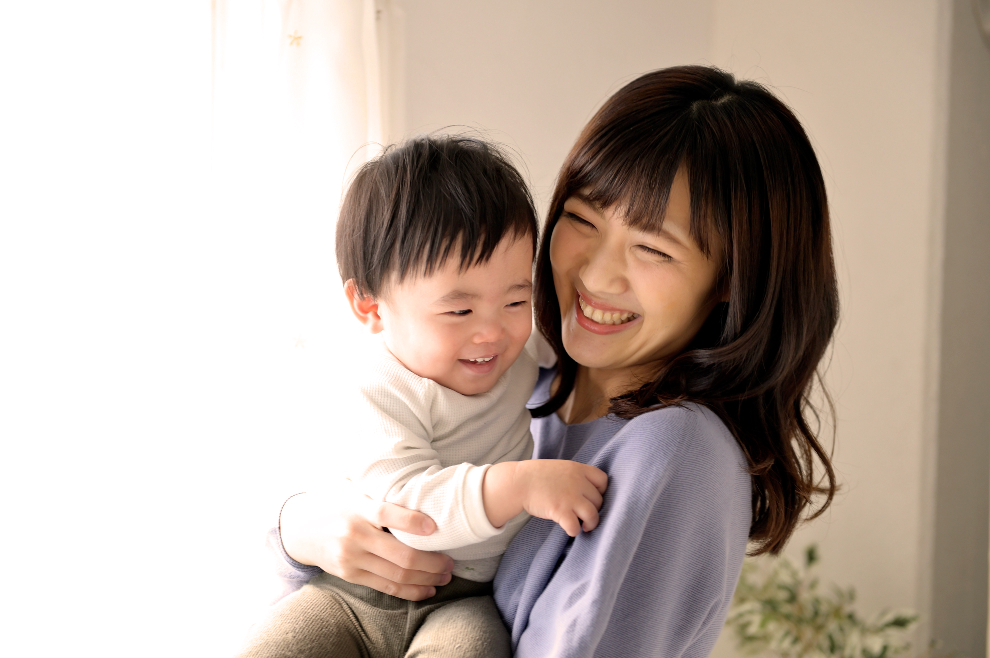 子どもをおんぶした母親の笑顔